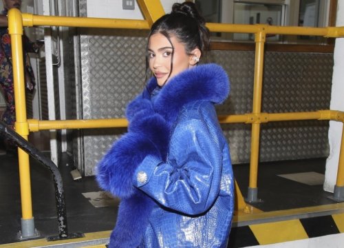 Kylie Jenner sành điệu đi ăn tối cùng bạn bè sau buổi chụp hình