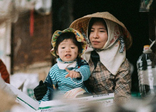 Người mẹ đồng nát nhìn thấy nụ cười đầu tiên trong đời của đứa con trai tật nguyền