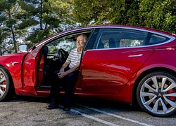 Tesla chịu trận vì Elon Musk