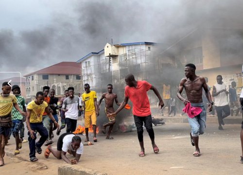 Biểu tình bạo lực gia tăng, Sierra Leone áp đặt giới nghiêm toàn quốc