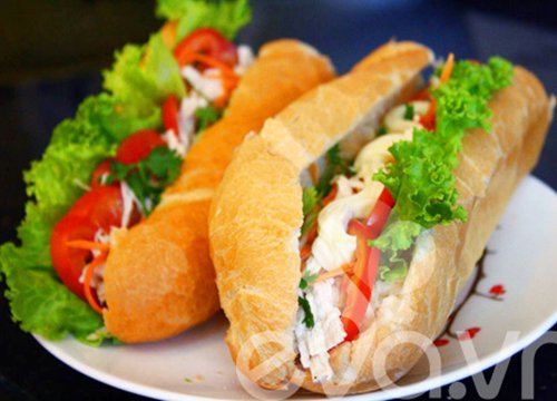 Cách làm bánh mì kẹp thịt gà ngon, nhanh cho bữa sáng