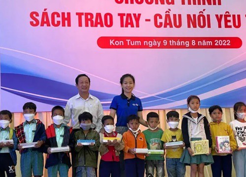 Học sinh thành phố cẩn thận giữ gìn sách để tặng học sinh vùng cao