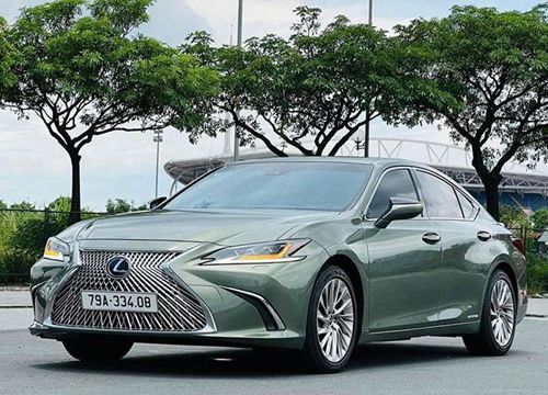 Lexus ES 300h màu độc "siêu lướt" rao bán gần 3 tỷ ở Khánh Hoà