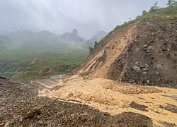 Mưa lớn gây sạt lở và ách tắc giao thông nhiều nơi ở Tây Bắc