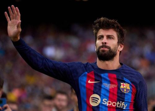 Pique chấp nhận đá không lương cho Barca