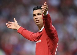 Sao MU khó chịu với trò hề của Ronaldo