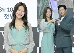 Sooyoung "lên hương" nhan sắc ngoạn mục, cùng tài tử Ji Chang Wook gây xôn xao cả họp báo với màn tương tác ăn ý