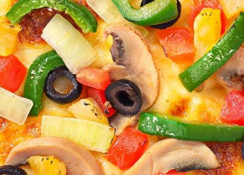 Trưa nay ăn gì: Pizza rau nấm, chút thanh đạm cho bữa trưa ngày rằm