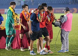 Tuyển thủ U23 chấn thương được đồng đội U19 Việt Nam dìu lên nhận thưởng