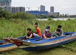 Cột cửa nhốt bảo vệ, dùng xuồng trộm tài sản