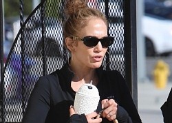 Jennifer Lopez để mặt mộc, diện đồ bó đến phòng tập nhảy