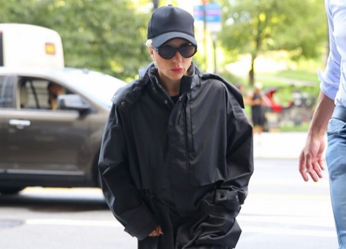 Lady Gaga gầy gò xuống phố