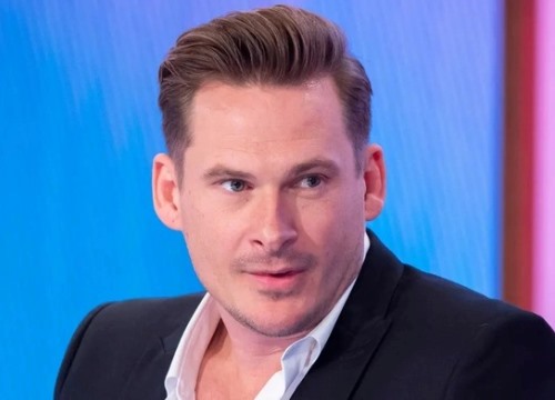 Lee Ryan lên tiếng sau vụ lăng mạ tiếp viên hàng không