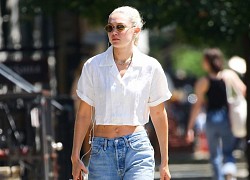 Siêu mẫu Gigi Hadid diện croptop khoe eo thon đi chơi ở New York