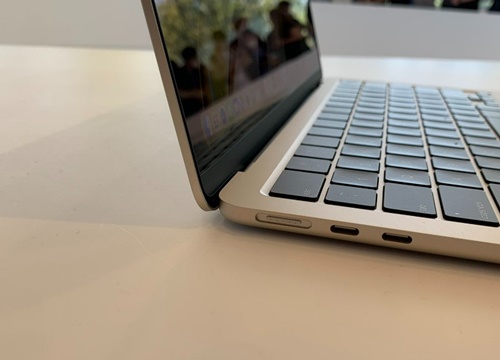 Ảnh thực tế MacBook Air M2: Thiết kế mới nhẹ hơn Air M1, màn hình "tai thỏ", có sạc MagSafe