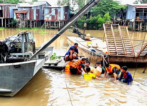 An Giang: Chìm vỏ lãi chở gỗ, 1 thành viên tổ cất nhà từ thiện tử vong