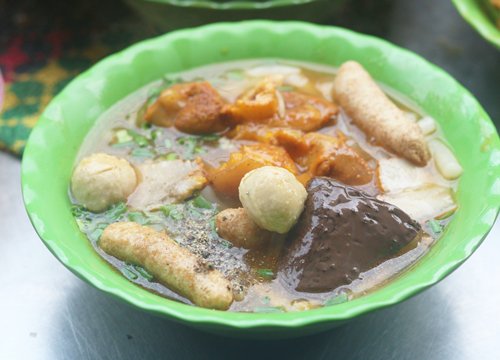 Bánh canh bình dân níu chân thực khách 20 năm, ăn kèm... chân gà đầu gà