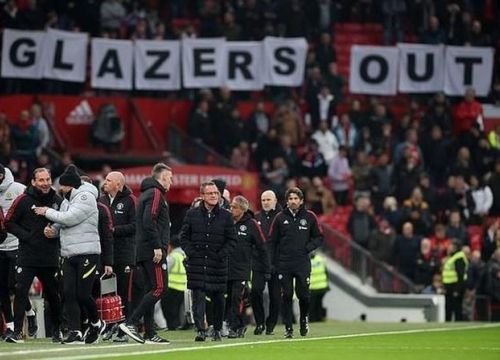 Bị cổ động viên tẩy chay, nhà Glazer rao bán một phần Man United