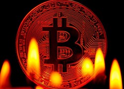 Giá Bitcoin hôm nay 18/8: Bitcoin lao dốc, thị trường đỏ lửa