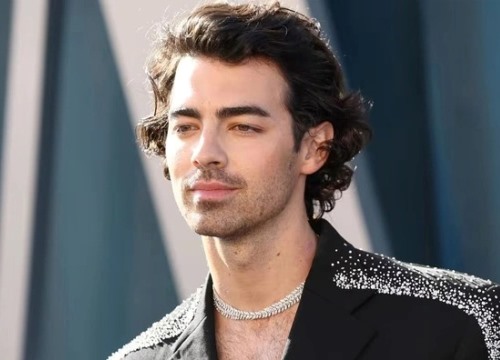 Joe Jonas không giấu chuyện tiêm thuốc để trẻ trung