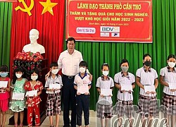 Lãnh đạo thành phố thăm và tặng quà, học bổng học sinh nghèo, vượt khó học giỏi