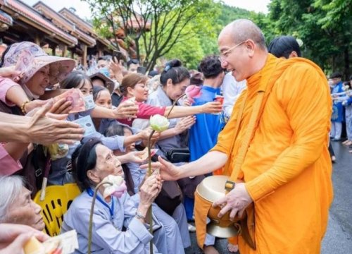 Thượng tọa Thích Nhật Từ: 'Cúng dường như ở chùa Ba Vàng là không phù hợp'