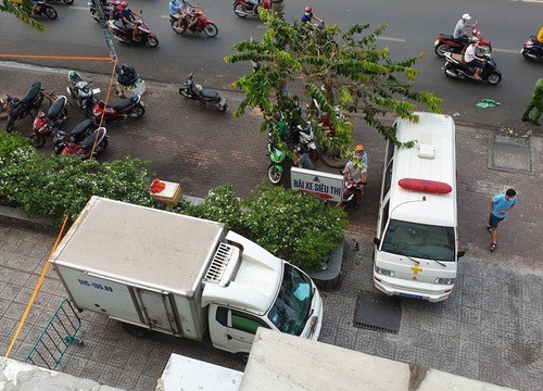 TP.HCM: Phát hiện cô gái trẻ nằm ở sân chung cư, nghi do rơi lầu