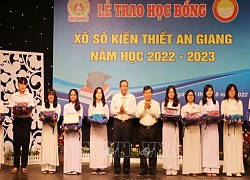 Trao học bổng cho học sinh, sinh viên nghèo hiếu học ở An Giang