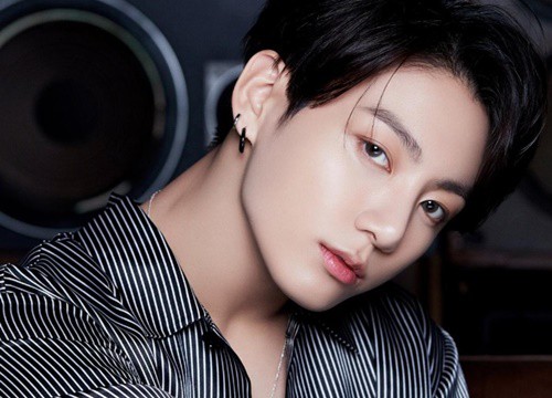 Jungkook mở màn dự án sách ảnh của BTS