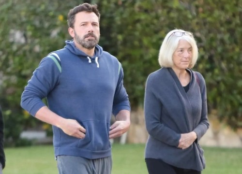 Mẹ Ben Affleck bị thương khi di chuyển đến lễ cưới con trai