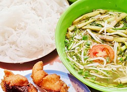 Quán bún cá dưới gốc đa cổ thụ 'ngon hết nước chấm' ở Hà Nội