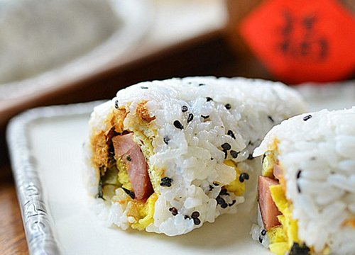 Cơm cuộn làm thế này ăn sáng vừa nhanh lại vừa ngon