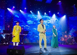 Hành động lễ phép từ Hồ Văn Cường: Nán lại để chào, xin mở cửa để nắm tay khán giả