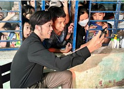 Hoài Linh được "biển người" đón chào khi đi diễn ở miền Trung