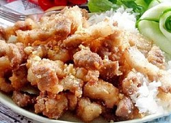 Làm món thịt heo chiên xóc tỏi giòn rụm khiến cả nhà gắp mãi không ngừng