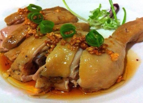 Luộc gà nước sôi hay nước lạnh đều không phải: Thả thứ nước này vào đảm bảo đậm đà, thơm ngon ăn không chán