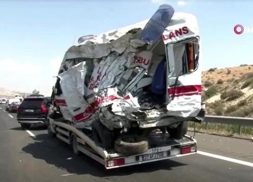 Nga: Xe buýt va chạm với xe tải, 16 người thiệt mạng