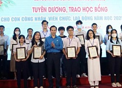 Trao 381 suất học bổng cho học sinh vượt khó, học giỏi