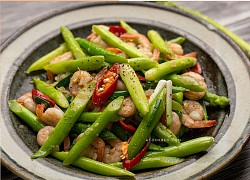 Trưa nay ăn gì: Bữa trưa salad cùng măng tây, thêm tôm lột vỏ đem áp chảo
