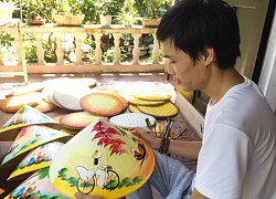 Chàng trai vẽ tranh trên nón lá Huế