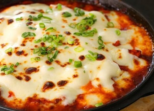 Gà cay tteokbokki phủ phô mai không thể cưỡng nổi