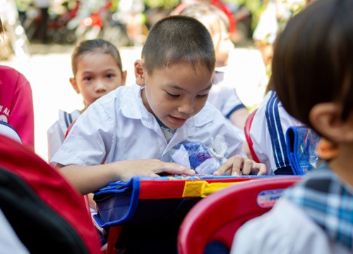 Tặng xe đạp, học bổng cho học sinh nghèo hiếu học