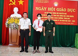 Trao học bổng 'Nâng bước em đến trường'