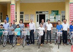 Xã An Nông trao quà cho học sinh nghèo có thành tích cao trong học tập