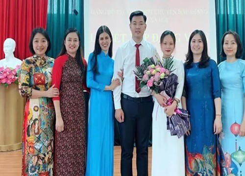 Chú trọng tạo nguồn phát triển Đảng trong học sinh