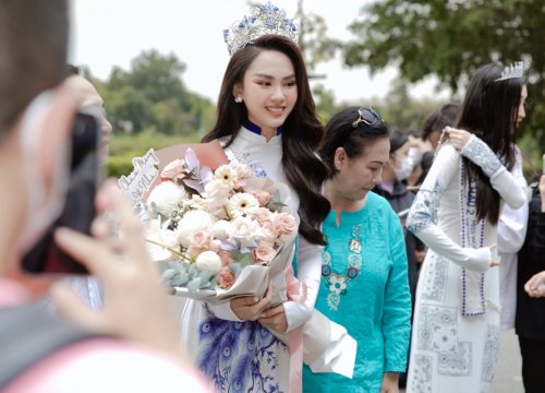 Hoa hậu Mai Phương diện áo dài nền nã, lần đầu trở về quê nhà sau đăng quang