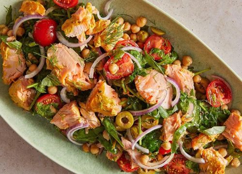 Làm salad cá hồi nướng cho kỳ nghỉ lễ