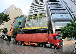 Ảnh: Người Đà Nẵng chi tiền triệu thuê xe container chặn trước nhà để chắn bão