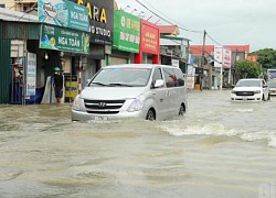 Cận cảnh xe và thuyền cùng "bơi" trên QL1 qua Nghệ An