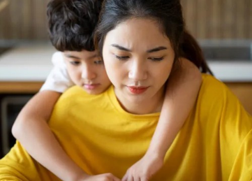 Đang lớn tiếng mắng con, chồng quát một câu khiến tôi giật mình